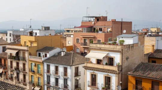 Vista panorámica de edificios residenciales mediterráneos en España mostrando diversidad arquitectónica urbana